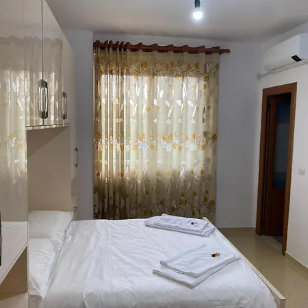 Emily House Appartamento Fier