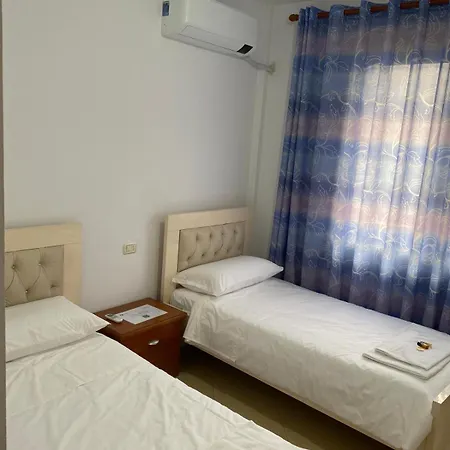 Emily House فيير